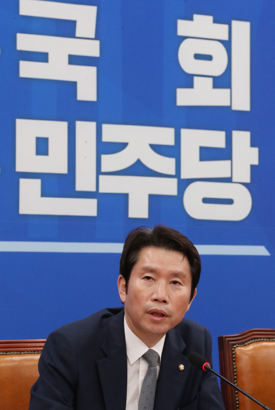 이인영 원내대표가 21일 국회에서 기자간담회를 하고 있다.  연합뉴스